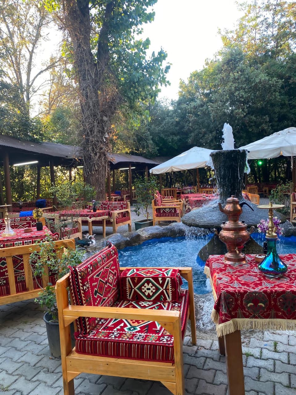 Havuz başında kilim minderli oturma alanı