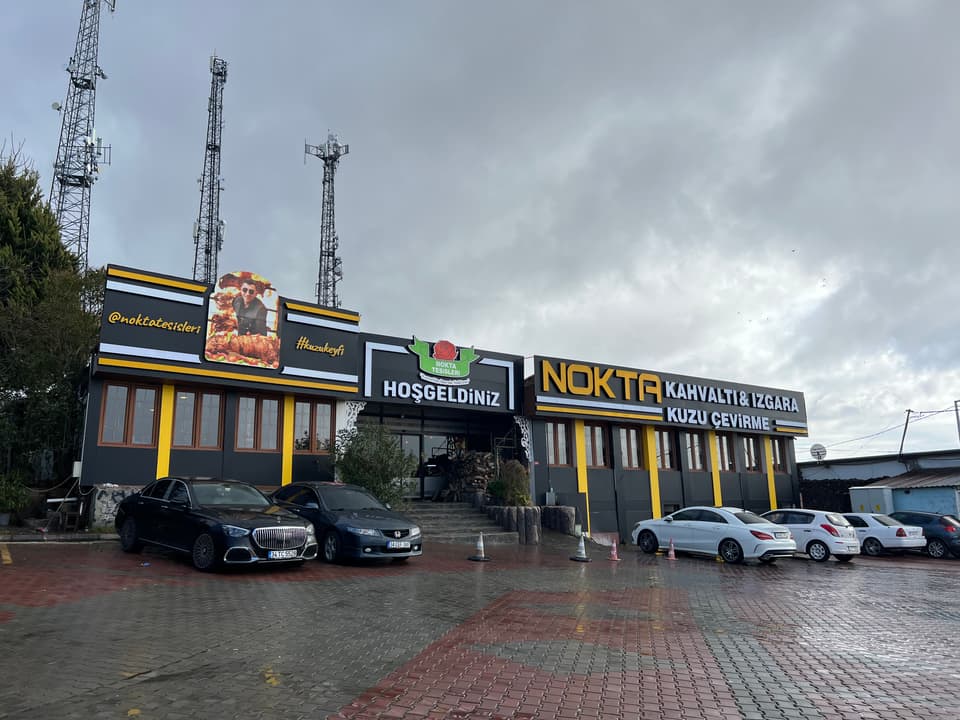 Tesisin önündeki otopark ve dış cephe