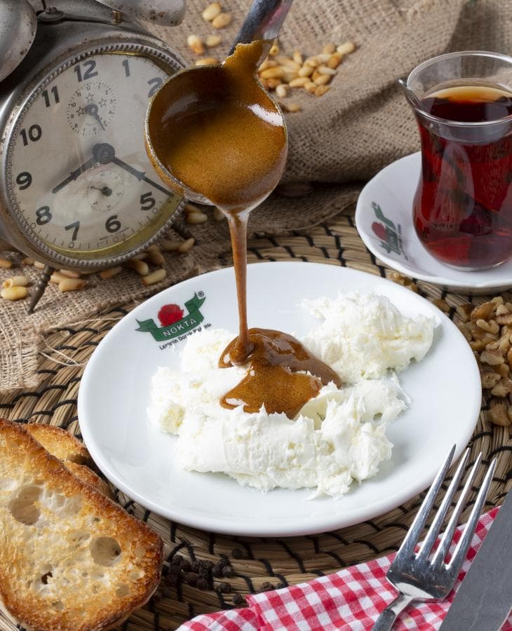 Kaymağın üzerine dökülen pekmez