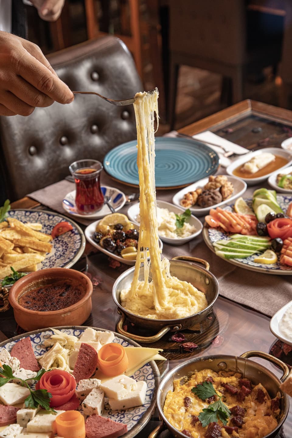 Serpme kahvaltı sofrasında tavadan uzayan kuymak