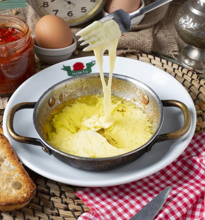 Bakır tavada uzayan tereyağlı kuymak